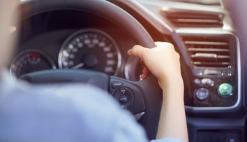 VIDEO: Žena za volantom dojčila svoje dieťa. Podľa experta poriadne riskovala