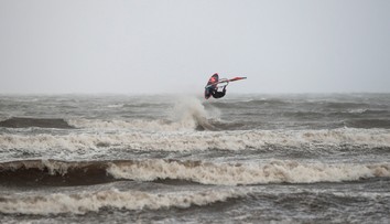 Škandináviu zasiahla silná búrka Knud, jednu osobu zasiahol do hlavy kus strechy
