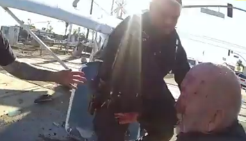 VIDEO: Hrdinský zásah policajtov. Muža vytiahli z havarovaného lietadla tesne pred príchodom vlaku