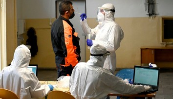 Počet novoinfikovaných a obetí zatiaľ výrazne nestúpa, počet hospitalizovaných stále klesá