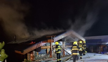 FOTO: Luxusná chata v plameňoch. Škoda presiahla pol milióna eur