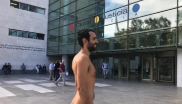 Bizarný príbeh zo Španielska: Nudista dostal vysokú pokutu za nahotu na policajnej stanici