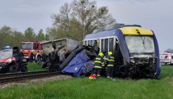 Po zrážke vlaku s kamiónom ošetrili desiatky zranených