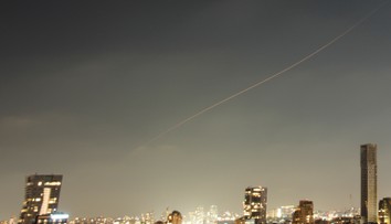 Irán vypálil na Izrael rakety, Tel Aviv zvažuje odvetu