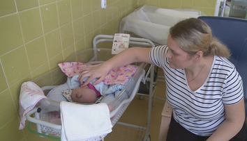 Mesačná Katka má za sebou náročnú operáciu. Rodičia bojujú, aby ju nepreviezli do inej nemocnice