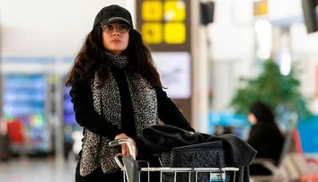 Salma Hayek je presne ako my všetci. Pozrite, čo „vyviedla“ na letisku