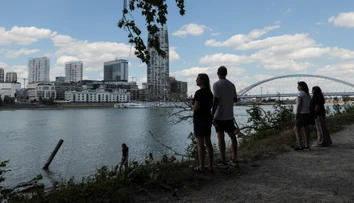 Nízka hladina Dunaja komplikuje lodnú dopravu. Veľké lode musia zostať stáť