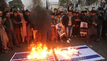 Nad smrťou generála smútili v Teheráne tisíce ľudí, pálili americké vlajky