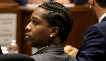 A$AP Rocky na súde: Hrozí mu až 24 rokov väzenia. Na súd s ním prišla aj jeho partnerka Rihanna