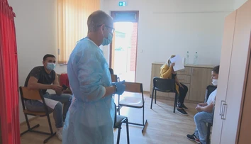 Zdravotníci sa opäť vybrali do obcí, kde o vakcínu nie je záujem. Niektoré otázky im dali zabrať