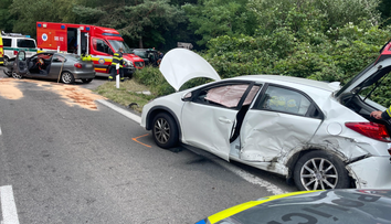Vážna nehoda medzi Stupavou a Lozornom. Cestu uzavreli, zasahuje vrtuľník