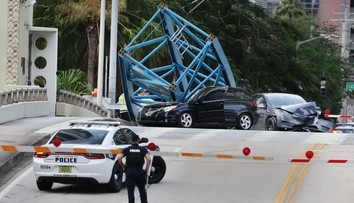 VIDEO: Tragédia na Floride. Kus žeriavu aj s robotníkom sa zrútil na prechádzajúce autá
