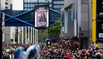 FOTO: Fanúšikovia naplnili ulice, aby sa rozlúčili s Ozzym Osbourneom. Jeho pozostatky pred pohrebom previezli Birminghamom