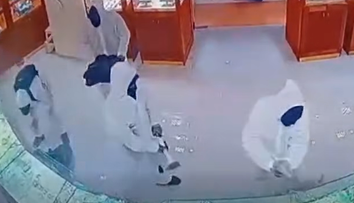 VIDEO: Zábery ako z filmu. Sedem maskovaných osôb vylúpilo zlatníctvo v Bratislave