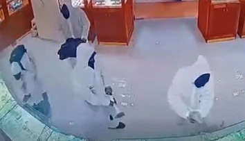 VIDEO: Zábery ako z filmu. Sedem maskovaných osôb vylúpilo zlatníctvo v Bratislave