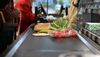 Starenka pri pokladni vo Zvolene počítala posledné drobné. Reakcia neznámeho muža všetkých dostala