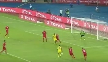 VIDEO: Gól turnaja? Útočník si na APN takto prehodil loptu cez dvoch hráčov