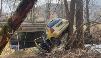 Havarovaný vrak nemá kto odpratať. Majiteľ auto predal, no nestihol ho prepísať