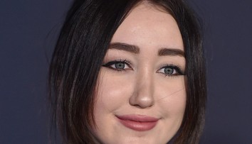 Sestra Miley Cyrus v odvážnych šatách. Má 17, ale nie telo dievčatka