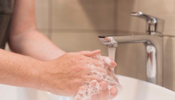 V obchodoch sa objavili ďalšie nebezpečné výrobky. Mydlo na ruky, ale aj penové tužidlo od známych značiek radšej nepoužívajte