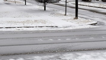 VIDEO: Silné sneženie skomplikovalo dopravu. Ľudia v Prahe museli tlačiť autobus