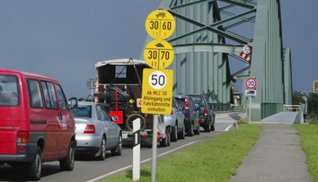 Na mostoch ju vidia tisíce vodičov. Málokto vie, čo táto značka znamená