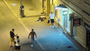 VIDEO: Brutálna bitka v centre Banskej Bystrice. Polícia hľadá ľudí zo záberov