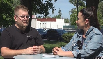 „Kúpať sa môžeme spolu bez plaviek,“ hovoril učiteľ svojmu žiakovi na základnej škole. Opäť môže pracovať s deťmi