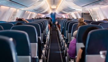 VIDEO: Bitka na palube lietadla. Všetko odštartovali omrvinky z občerstvenia