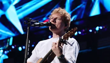 Ed Sheeran zostal bez predskokanov. Po vyradení Macklemora mu postupne odišli všetci