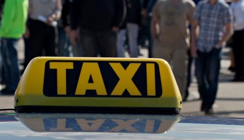 Cestujúci v taxíkoch si môžu vydýchnuť. Rezort vnútra upustil od zákazu, ktorý robil vodičom vrásky na tvári