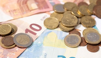 Stovky tisíc ľudí si jednorazovo polepšia. Štátni a verejní zamestnanci dostanú odmenu 800 eur
