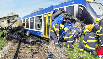FOTO: Mŕtvy a desiatky zranených. Pri brutálnej zrážke s vlakom roztrhlo kamión na polovicu