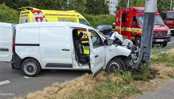FOTO: Nehoda na strednom Slovensku. Vodičovi prišlo nevoľno, nasledoval tvrdý náraz do stĺpa
