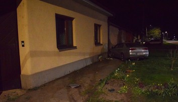 FOTO: Úradoval alkohol. Muž (32) autom vyletel z cesty a „zaparkoval“ v rodinnom dome