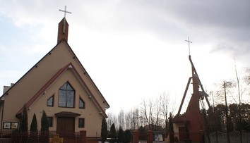 Kňaz z Poľska kúpil pozemok s domom, v ktorom žije rodina. Chce ich vysťahovať a zbúrať ho, vraj kazí obraz kostola