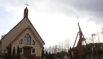 Kňaz z Poľska kúpil pozemok s domom, v ktorom žije rodina. Chce ich vysťahovať a zbúrať ho, vraj kazí obraz kostola