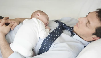 Stále nie je dohoda na tom, kto bude platiť otcovskú dovolenku tesne po pôrode