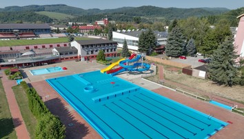 Hygienici uzavreli kúpalisko v Púchove. Dôvodom je nevyhovujúca kvalita vody v bazénoch