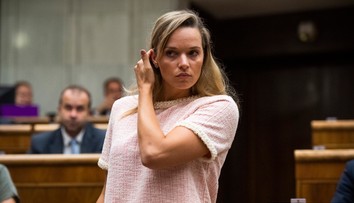 R. Tabaková sa postarala  v SND o divadlo. Z hľadiska vykrikovala na hercov, školila ich o etike, zvyšní diváci ju vypískali