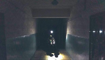 Pacientov operujú bez elektriny. Výpadky prúdu na Ukrajine nútia ľudí improvizovať