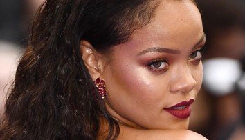Rihanna prekonala samú seba. Do výstrihu vytlačila všetko, čo sa dalo