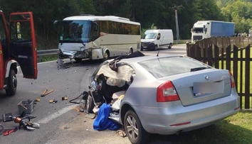 Nehoda ochromila dopravu v Makove. Osobné auto prešlo do protismeru a zrazilo sa s autobusom