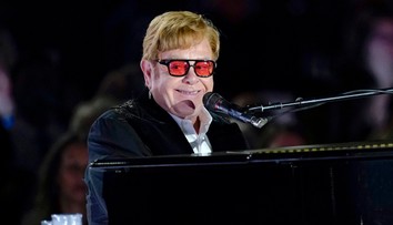 Dokázalo to iba 19 umelcov. Elton John sa po získaní ceny EMMY stal členom exkluzívneho klubu