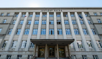 Peniaze v igelitke odovzdával priamo pred Justičným palácom. Bývalého sudcu uznali vinným z podplácania kolegu