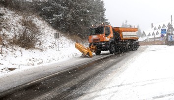 Počasie komplikuje dopravu. Viaceré horské priechody sú pre kamióny uzavreté