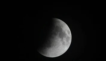 FOTO: Nebo nám ponúklo jedinečné divadlo. Ľudia si mohli vychutnať vzácne zatmenie Mesiaca