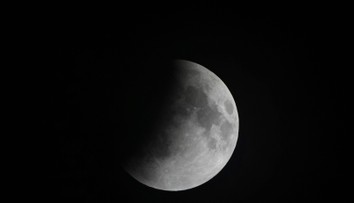 FOTO: Nebo nám ponúklo jedinečné divadlo. Ľudia si mohli vychutnať vzácne zatmenie Mesiaca