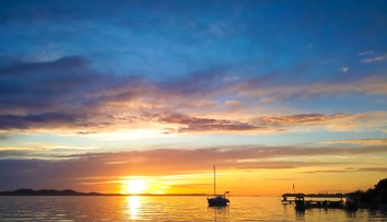 Na vyhlásenej chorvátskej pláži zakázali kúpanie. Voda je plná výkalov