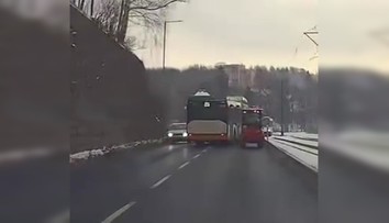 VIDEO: Riskantný manéver autobusu v českom meste vydesí každého. Vodiča okamžite vyhodili